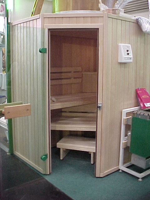 Au�enansicht der Koll-Bad-Sauna 2005 / Ofen unter der Bank mit 3 eckigen Schacht. Kolldarium Kombinationsofen zur Kr�uterinhalation (Sonderausstattung)