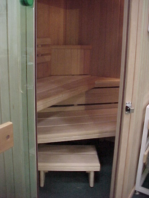 Die mittlere Sauna Liege geht unter der oberen Sauna Liege diagonal her, damit ein Liegen auf kleinsten trotz&nbsp; kleinem Sauna Au�enma� gew�hrleistet ist. ::: Hersteller Koll Saunabau Delbr�ck OWL Westfalen NRW :::